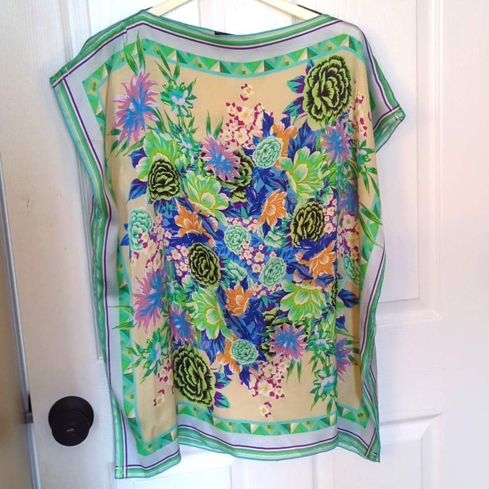 🌟💚Stunning Large Tunic- Green Blue and purple Floral pattern